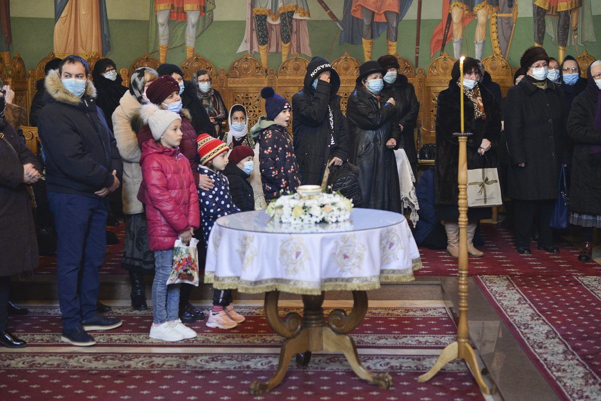 PS Părinte Nichifor Botoșăneanul, la Parohia „Sfântul Apostol Toma” din Iași: „În Biserică venim ca să ieșim mai îndreptați”