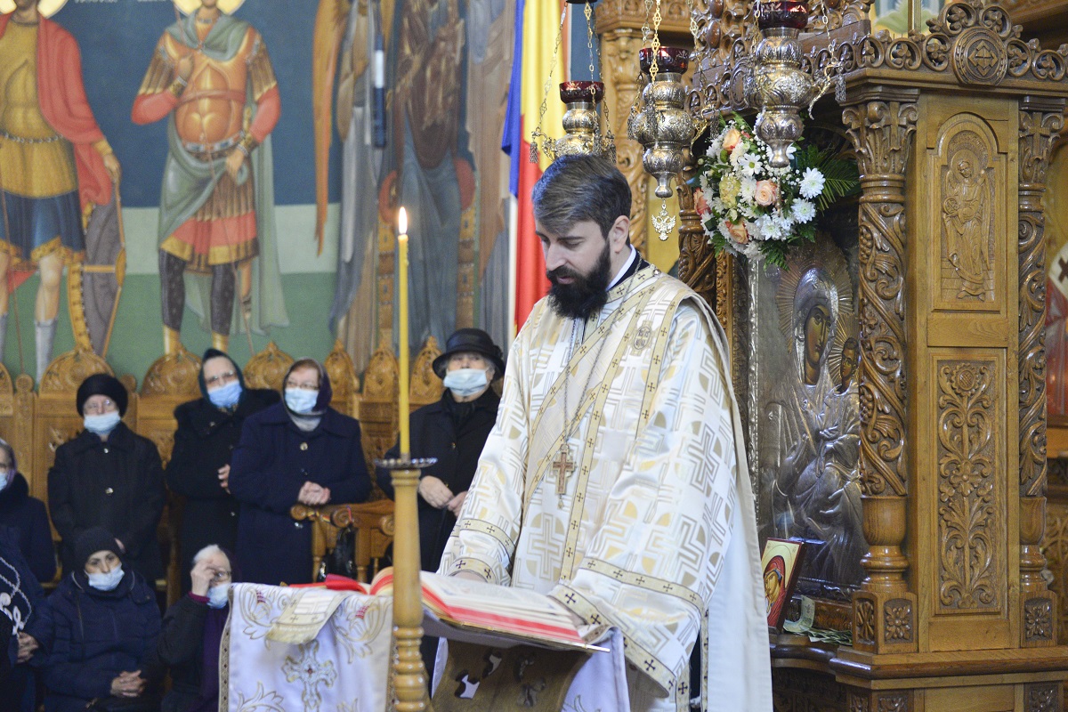 PS Părinte Nichifor Botoșăneanul, la Parohia „Sfântul Apostol Toma” din Iași: „În Biserică venim ca să ieșim mai îndreptați”
