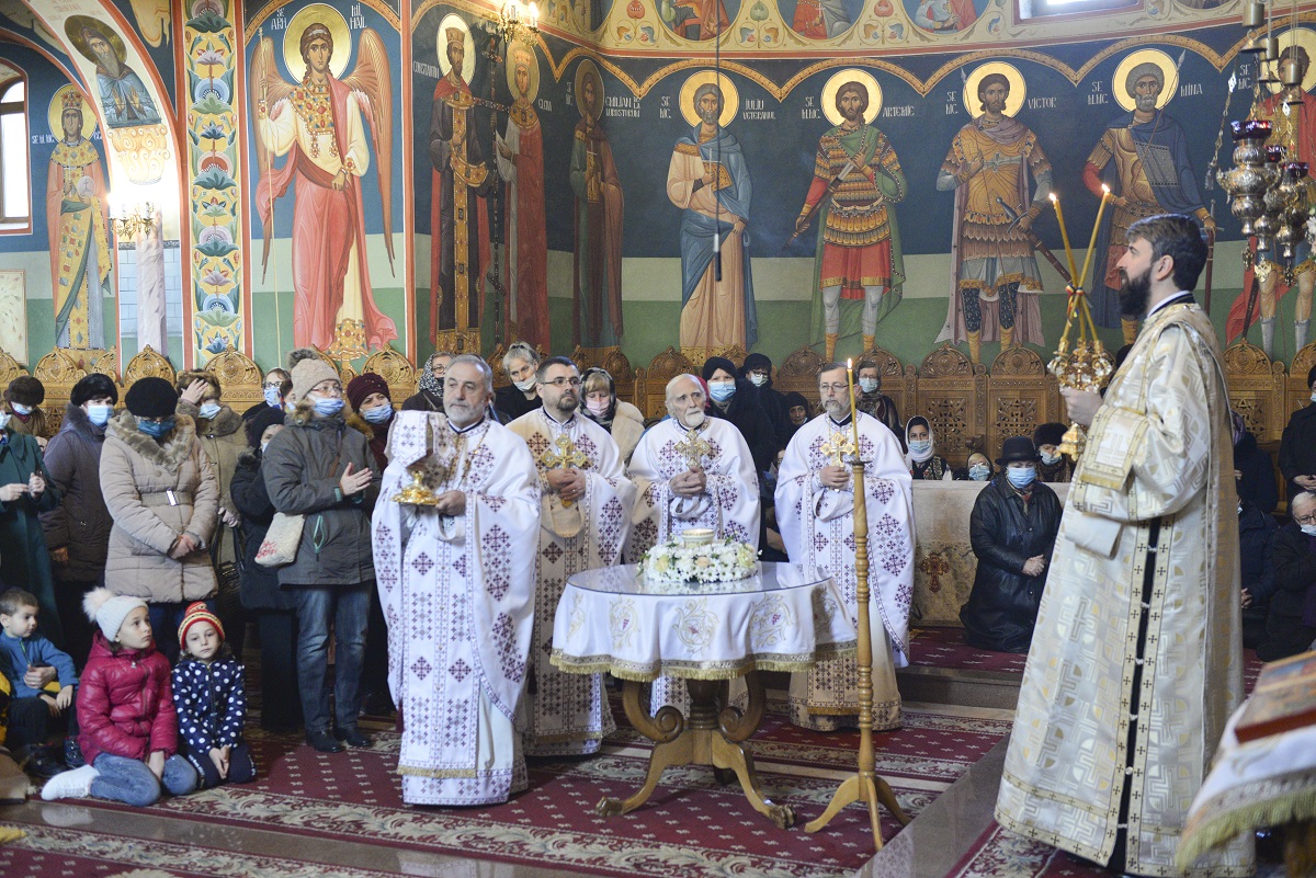 PS Părinte Nichifor Botoșăneanul, la Parohia „Sfântul Apostol Toma” din Iași: „În Biserică venim ca să ieșim mai îndreptați”