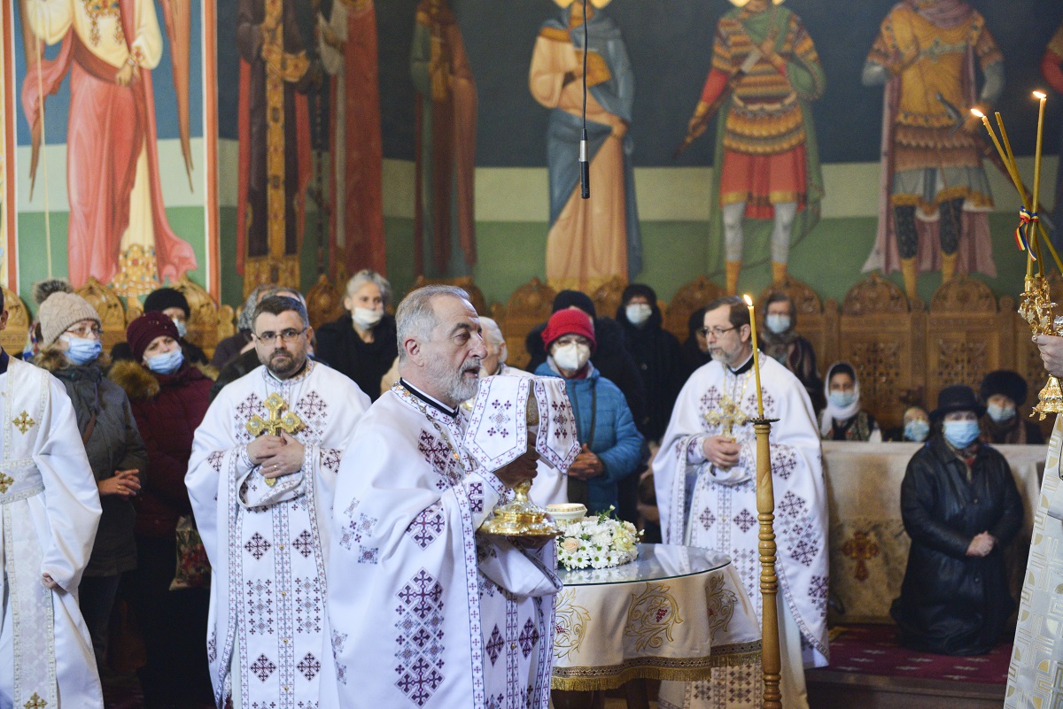 PS Părinte Nichifor Botoșăneanul, la Parohia „Sfântul Apostol Toma” din Iași: „În Biserică venim ca să ieșim mai îndreptați”