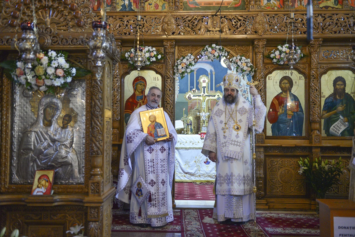 PS Părinte Nichifor Botoșăneanul, la Parohia „Sfântul Apostol Toma” din Iași: „În Biserică venim ca să ieșim mai îndreptați”