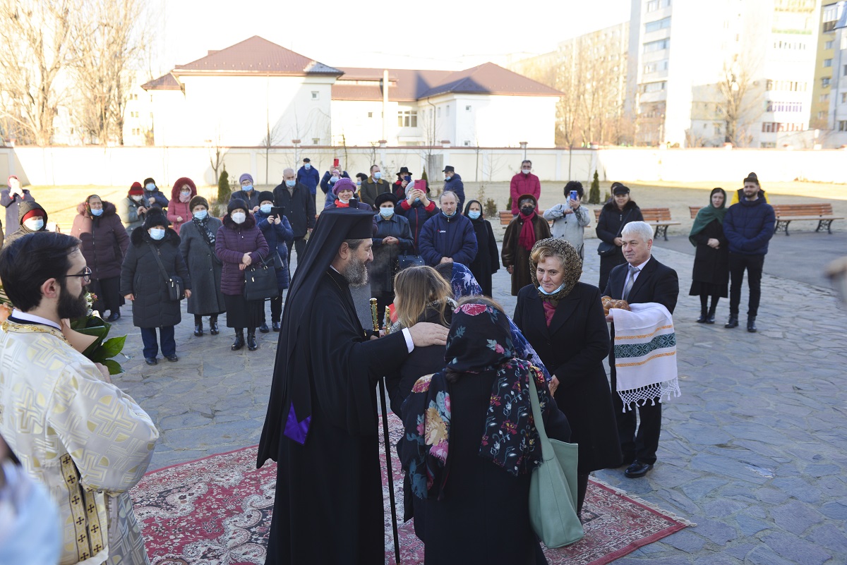 PS Părinte Nichifor Botoșăneanul, la Parohia „Sfântul Apostol Toma” din Iași: „În Biserică venim ca să ieșim mai îndreptați”