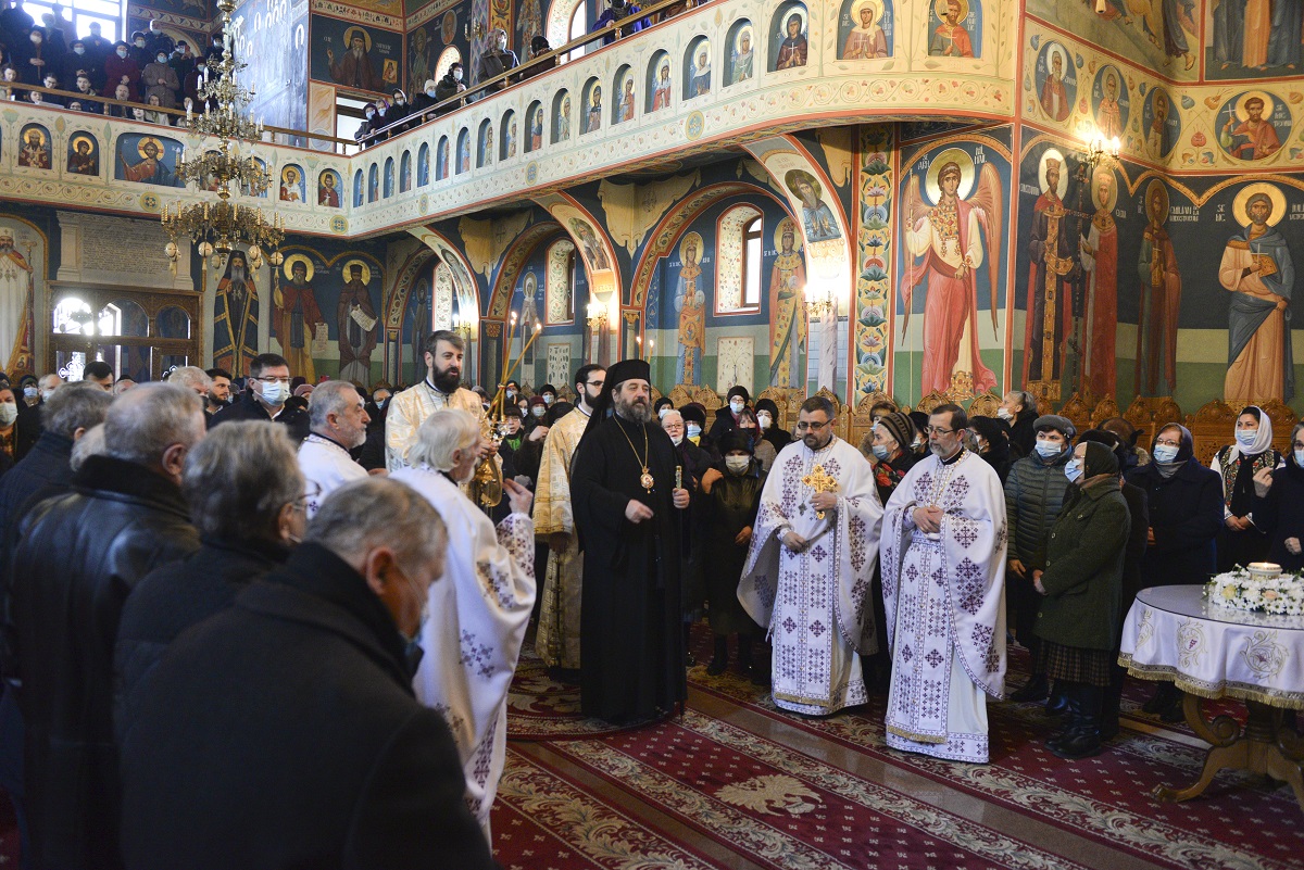 PS Părinte Nichifor Botoșăneanul, la Parohia „Sfântul Apostol Toma” din Iași: „În Biserică venim ca să ieșim mai îndreptați”