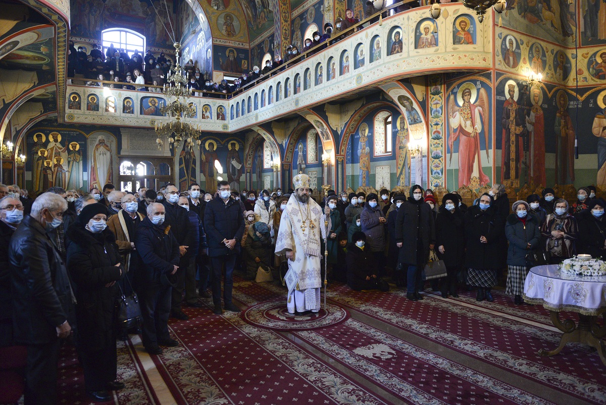 PS Părinte Nichifor Botoșăneanul, la Parohia „Sfântul Apostol Toma” din Iași: „În Biserică venim ca să ieșim mai îndreptați”