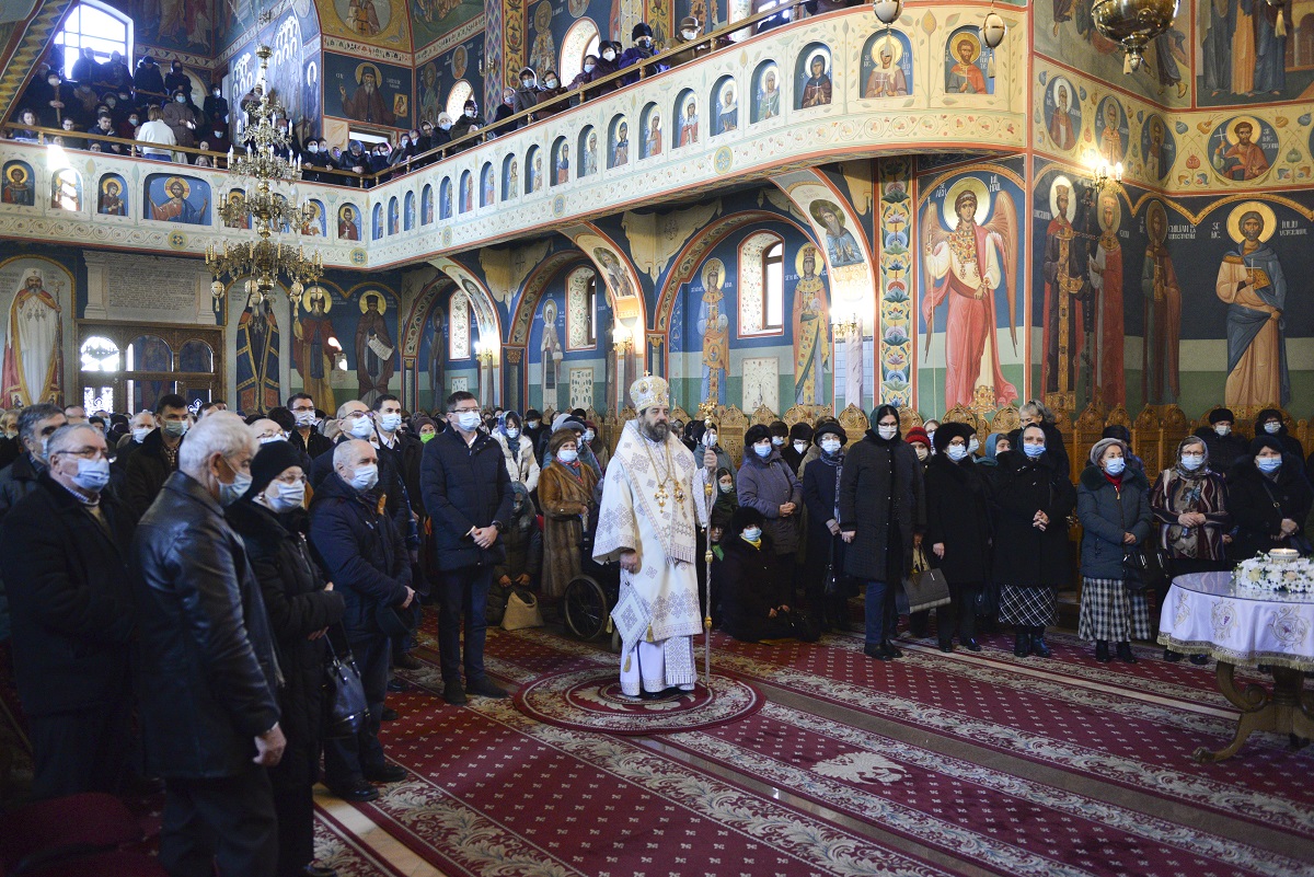 PS Părinte Nichifor Botoșăneanul, la Parohia „Sfântul Apostol Toma” din Iași: „În Biserică venim ca să ieșim mai îndreptați”