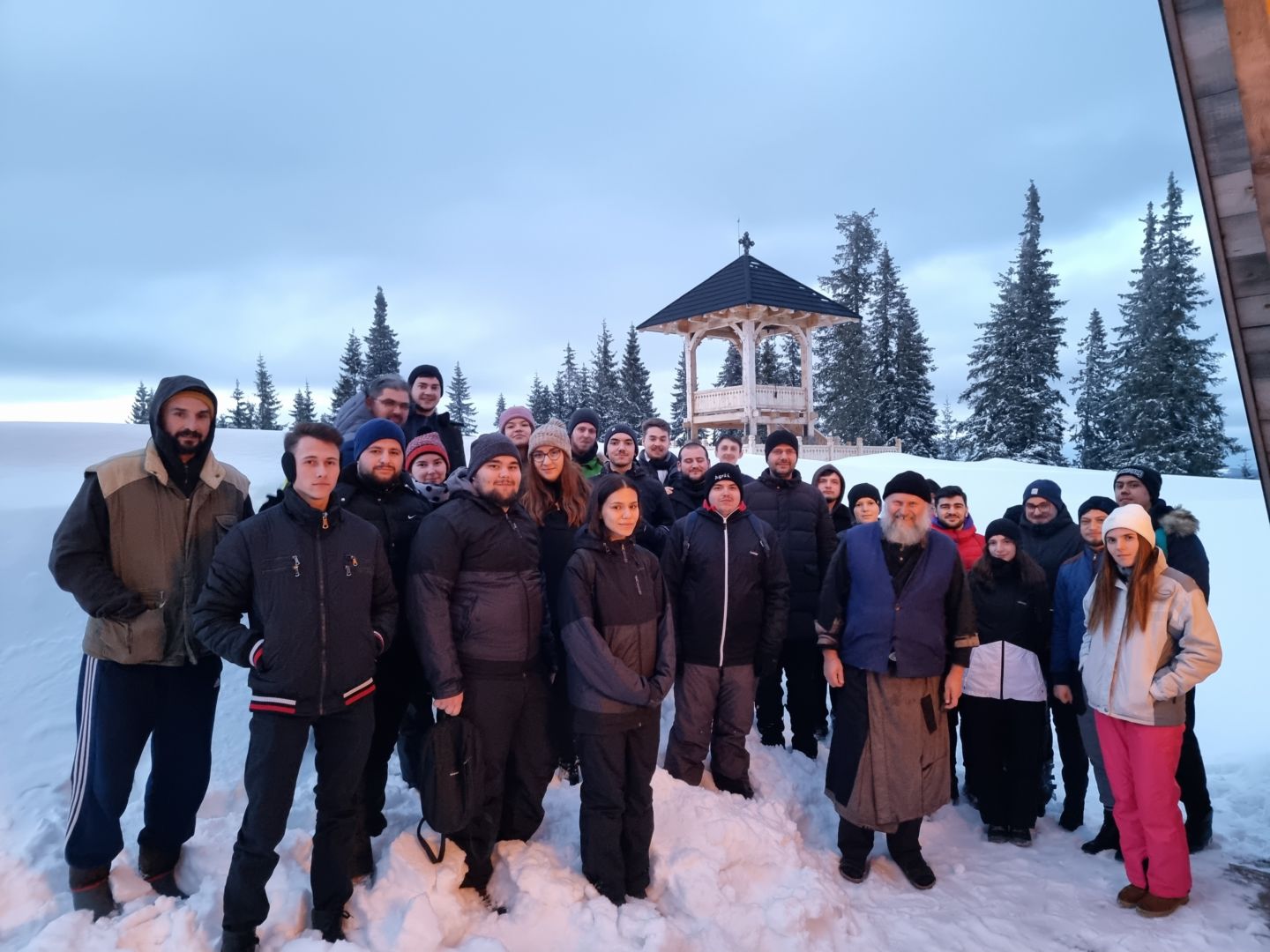 Tabără de iarnă a tinerilor din ASCOR Alba Iulia, la Mănăstirea Oașa