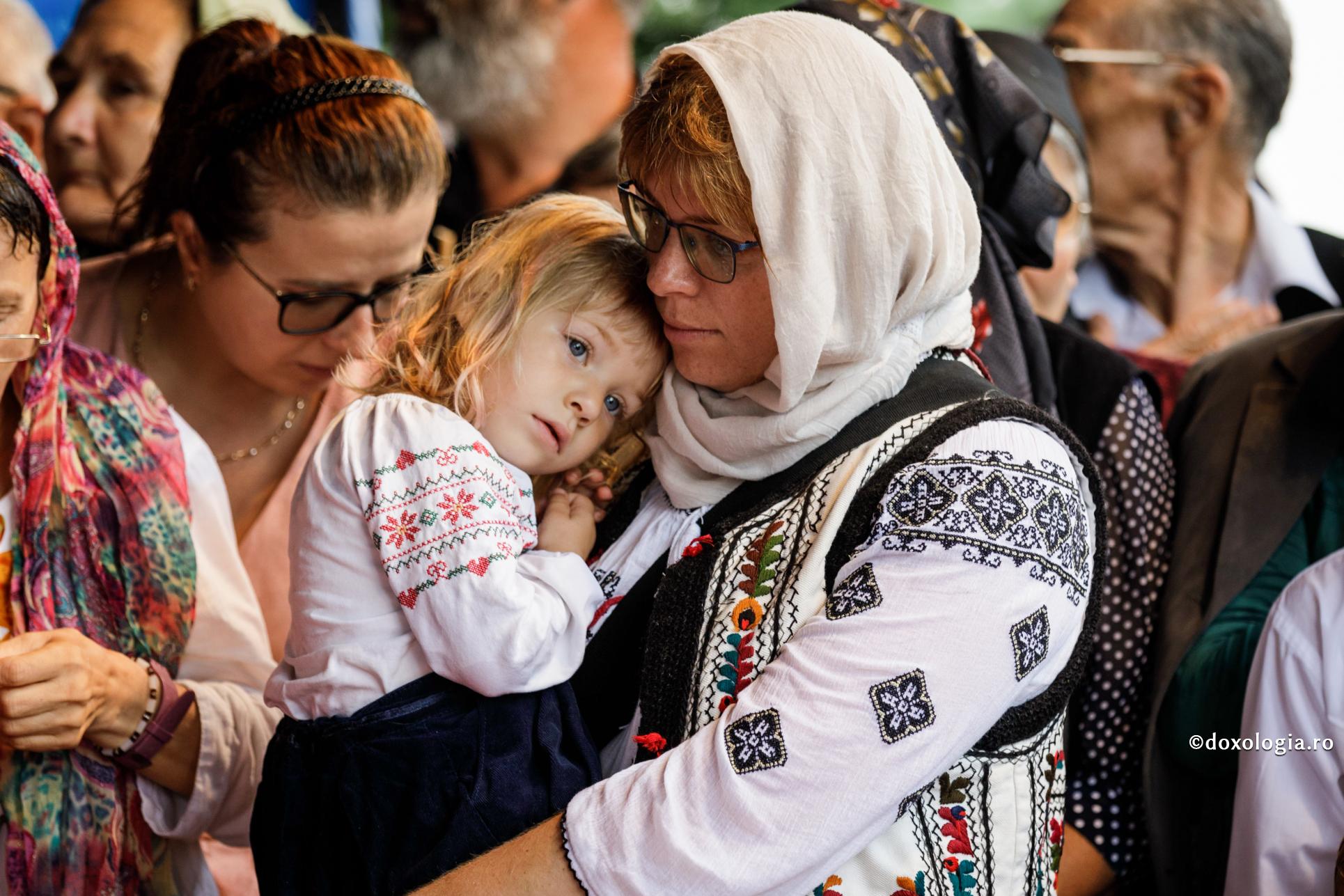 Șapte pasaje biblice pentru părinți / Foto: Oana Nechifor copil în brațele mamei