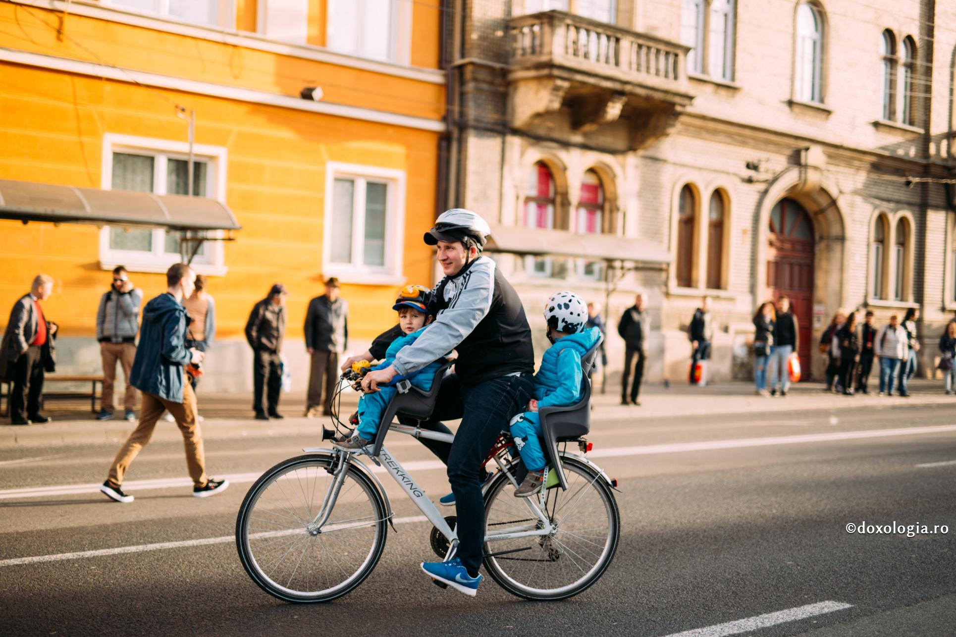 Patru investiții pe care le poți face în copiii tăi / Foto: Pr. Benedict Both tată și copii pe bicicletă