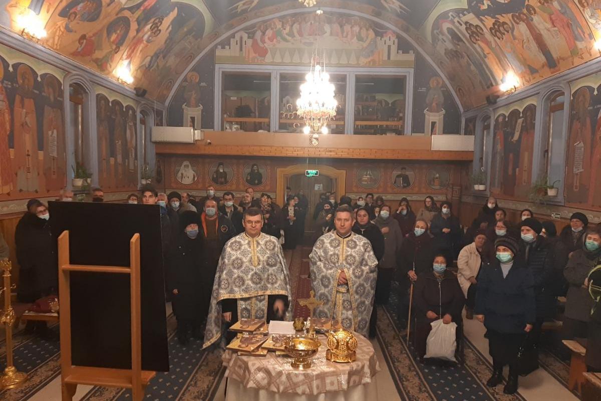 Seară duhovnicească în Biserica „Sfinţii Trei Ierarhi” din Bacău