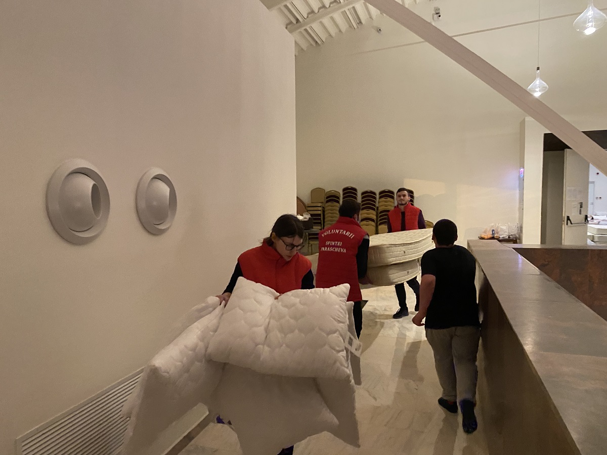 Centrul de evenimente Agora a suplimentat numărul locurilor de cazare destinate refugiaților. De astăzi vor putea fi găzduite aici 100 de persoane