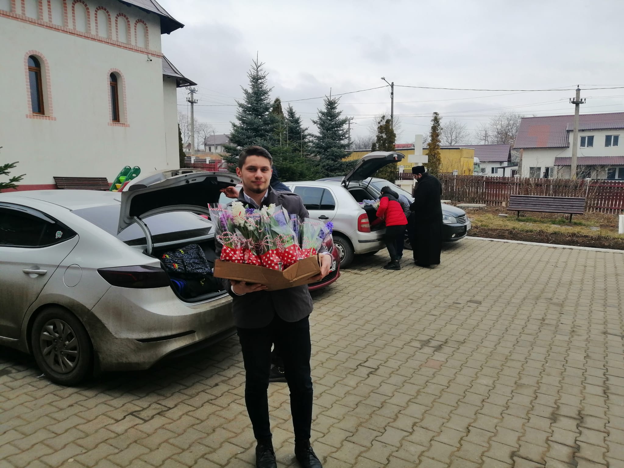 Elevii Seminarului Teologic „Sfântul Ioan Iacob” – Dorohoi au oferit daruri femeilor refugiate