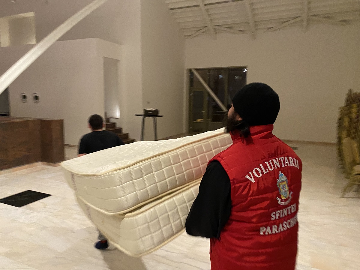 Centrul de evenimente Agora a suplimentat numărul locurilor de cazare destinate refugiaților. De astăzi vor putea fi găzduite aici 100 de persoane