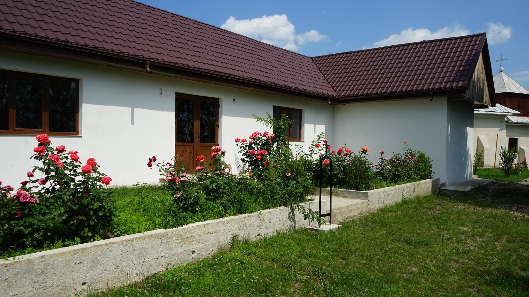 Parohia Săcărești oferă adăpost și hrană pentru 30 de refugiați din Ucraina. Preotul paroh mai are nevoie de saltele și pături pentru cazare