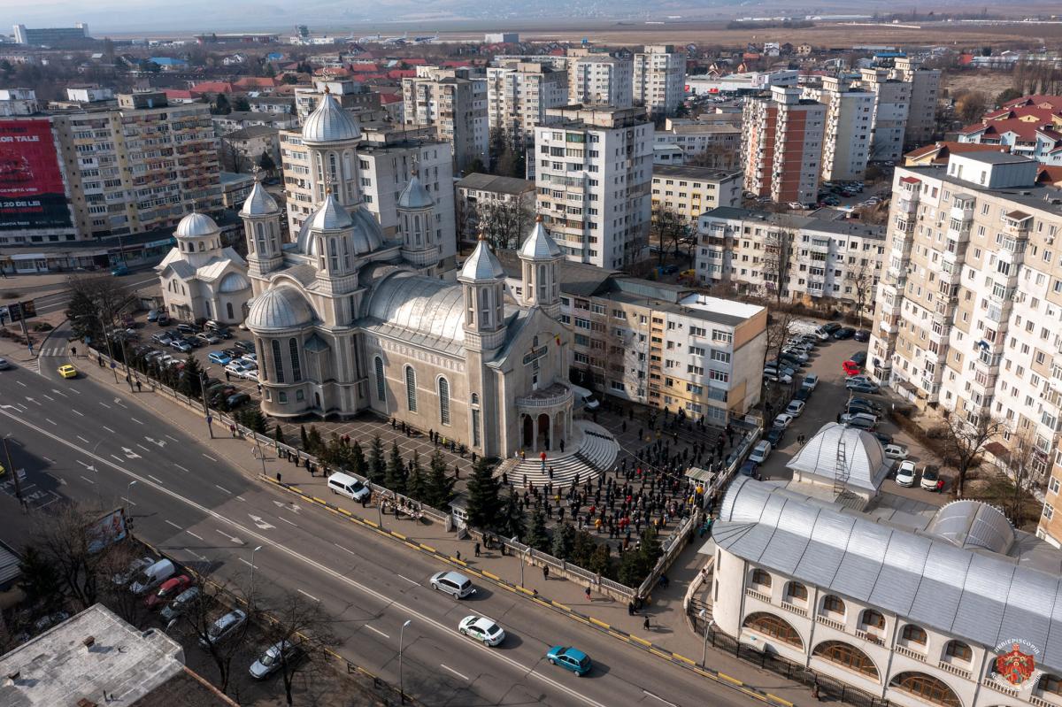 Liturghie arhierească la Biserica „Sfântul Dumitru” - Narcisa din Bacău