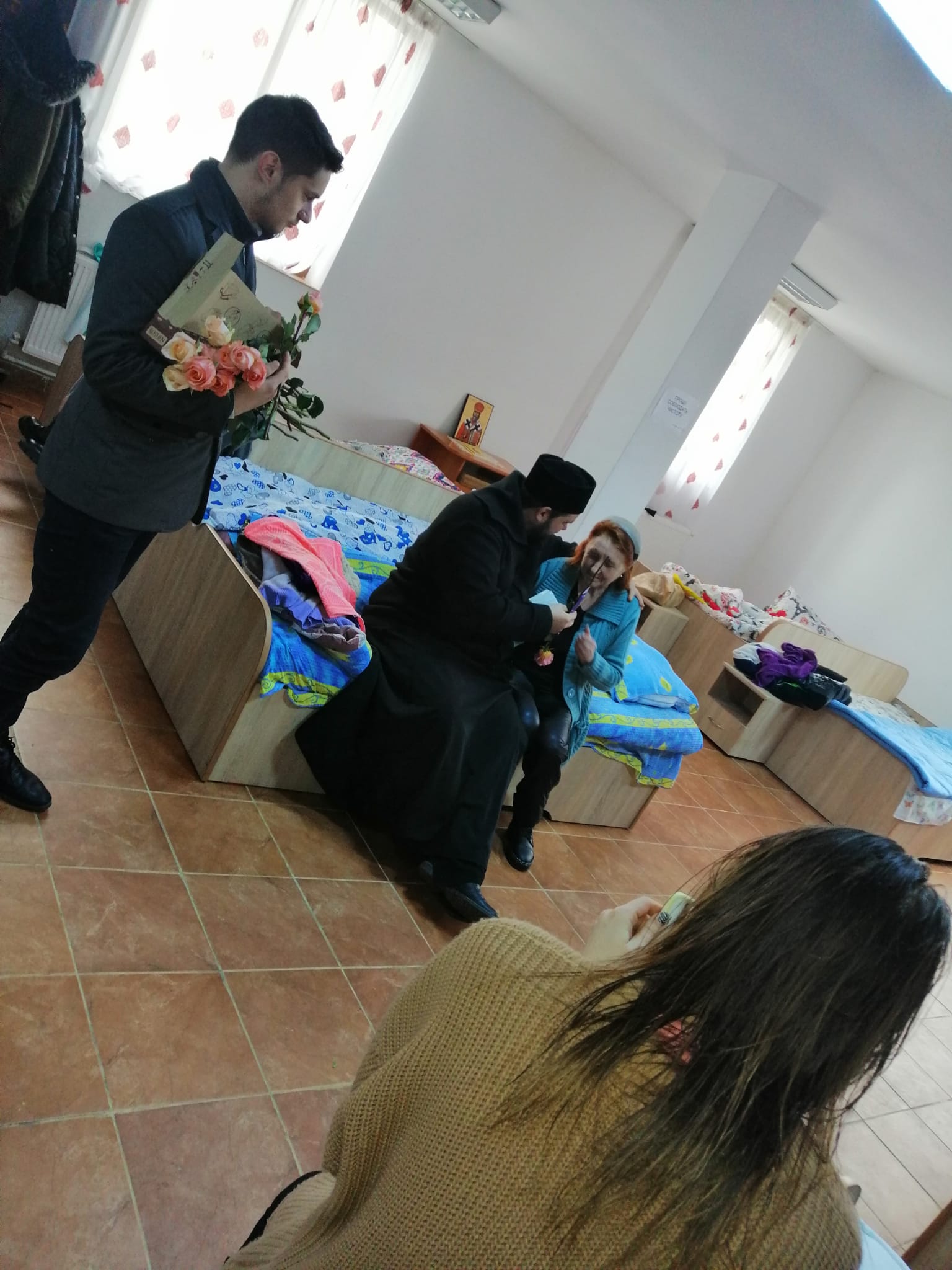 Elevii Seminarului Teologic „Sfântul Ioan Iacob” – Dorohoi au oferit daruri femeilor refugiate