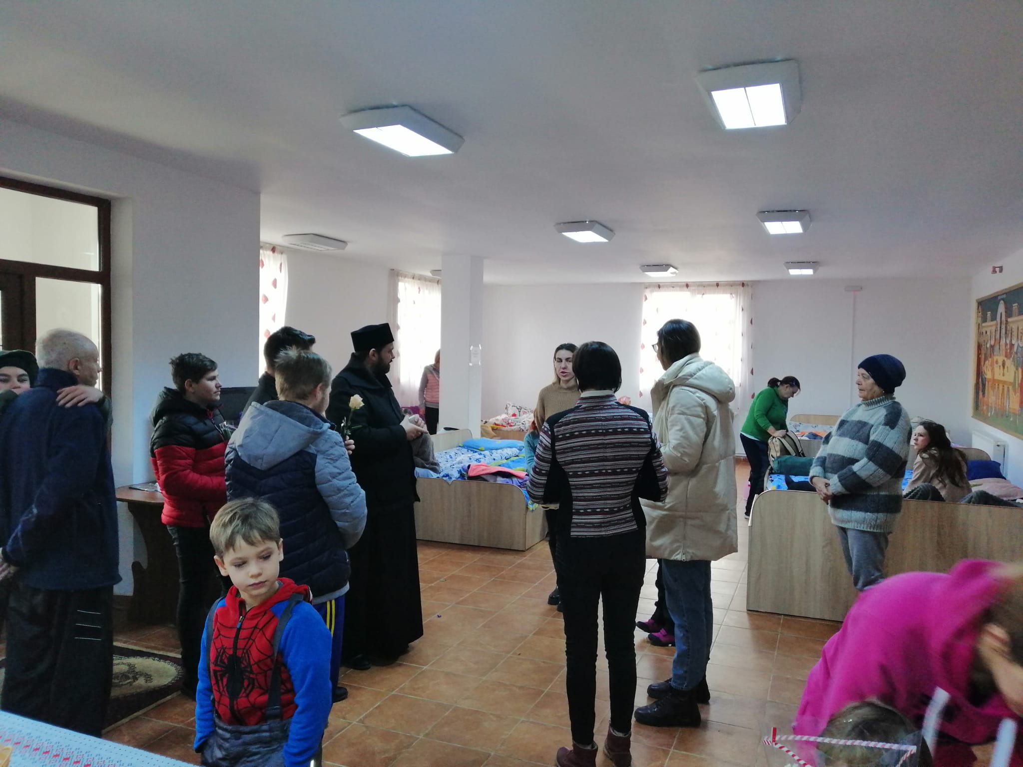 Elevii Seminarului Teologic „Sfântul Ioan Iacob” – Dorohoi au oferit daruri femeilor refugiate