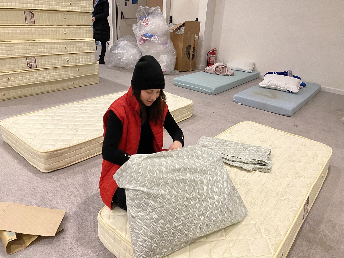 Centrul de evenimente Agora a suplimentat numărul locurilor de cazare destinate refugiaților. De astăzi vor putea fi găzduite aici 100 de persoane