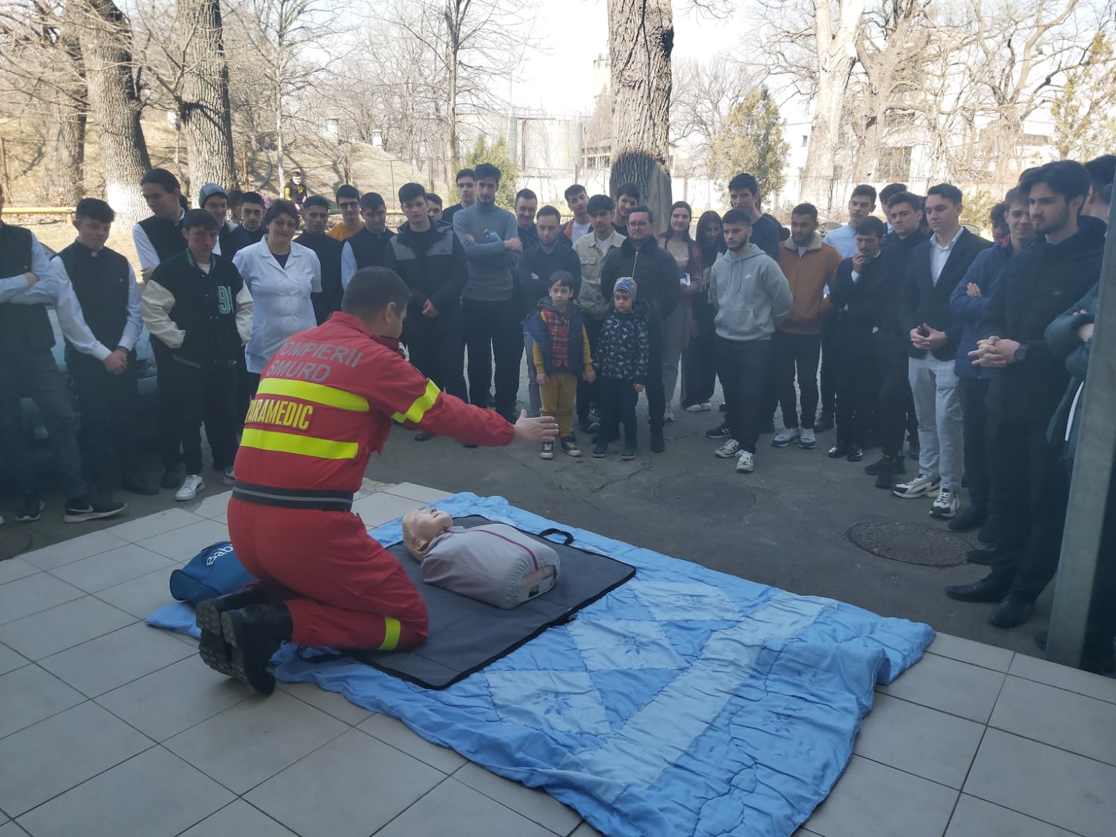 Elevii seminariști ieșeni au învățat cum să se comporte în situații de urgență