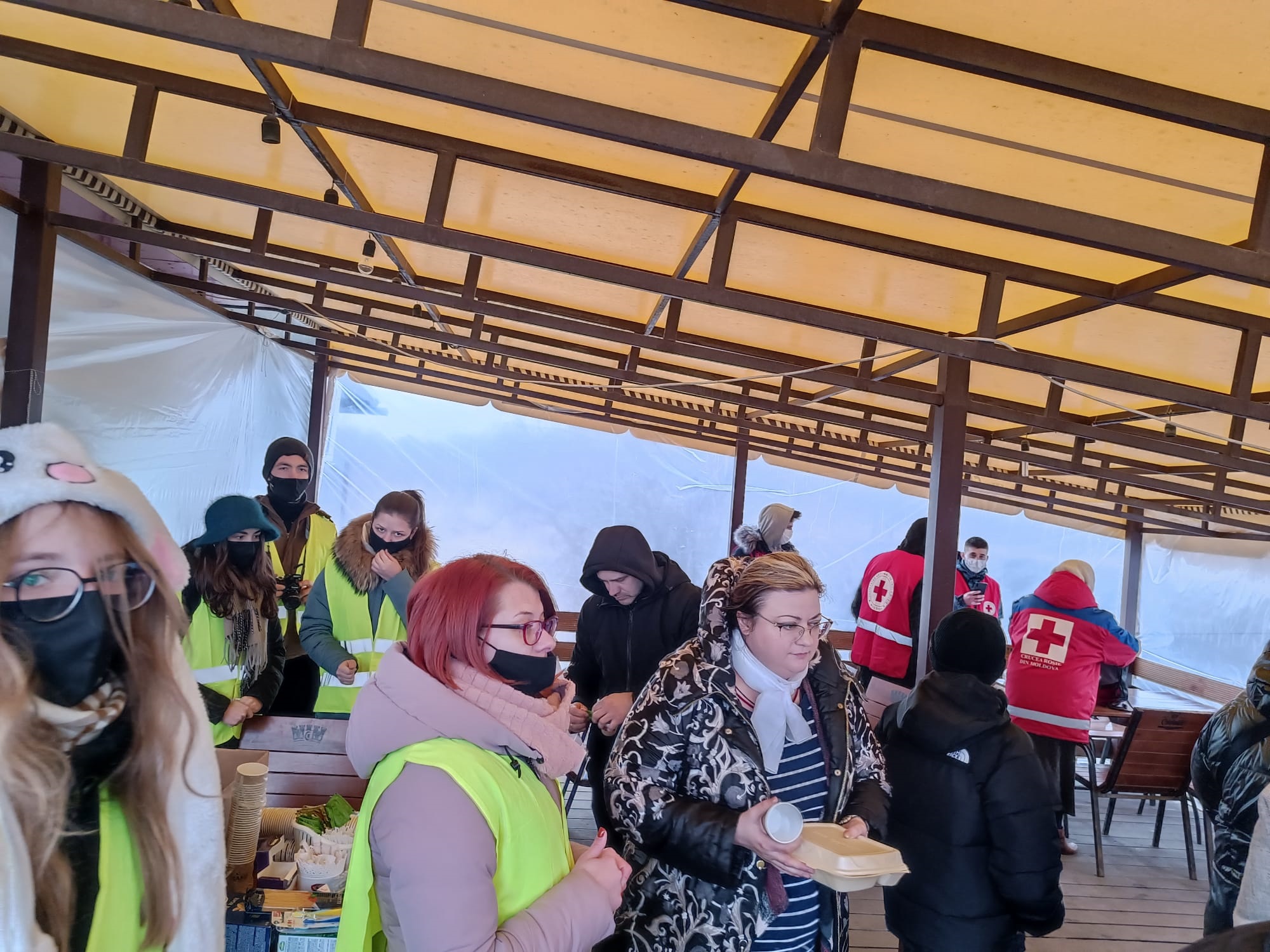 Cazare, masă caldă și sprijin duhovnicesc pentru sute de refugiați care trec zilnic prin vama Sculeni Cazare, masă caldă și sprijin duhovnicesc pentru sute de refugiați care trec zilnic prin vama Sculeni