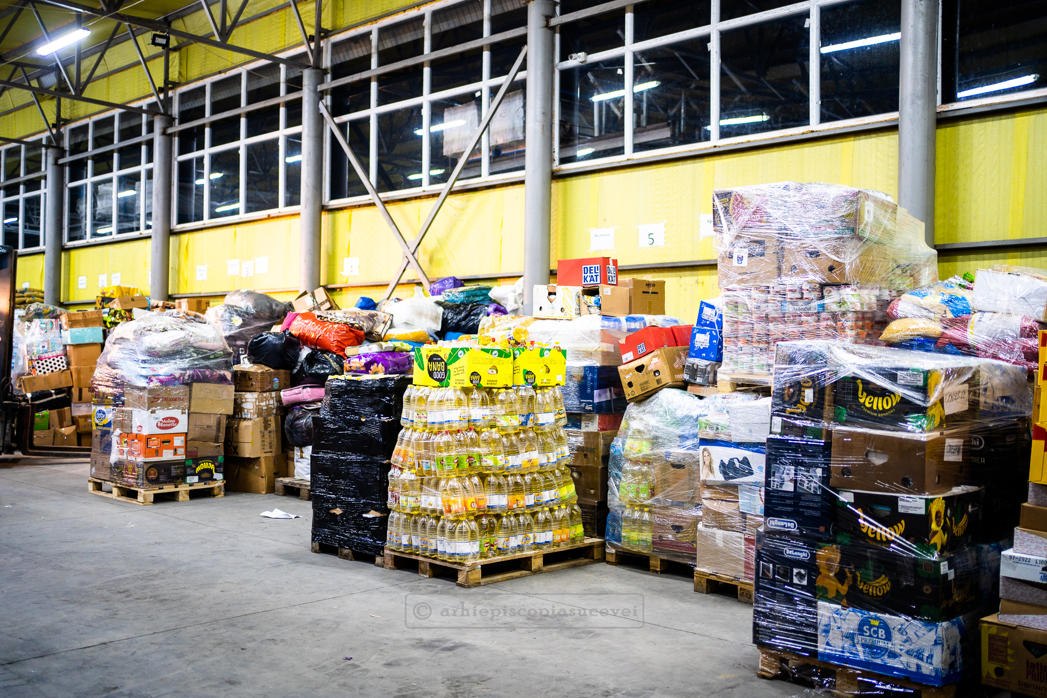 Un nou convoi umanitar din Arhiepiscopia Sucevei și Rădăuților a ajuns la Cernăuți