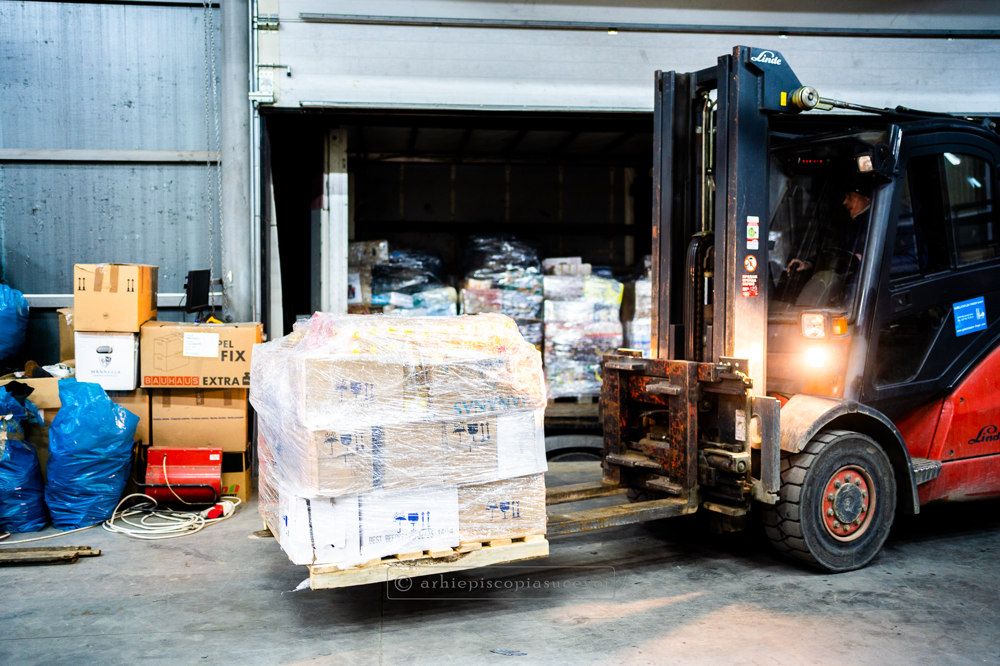 Un nou convoi umanitar din Arhiepiscopia Sucevei și Rădăuților a ajuns la Cernăuți