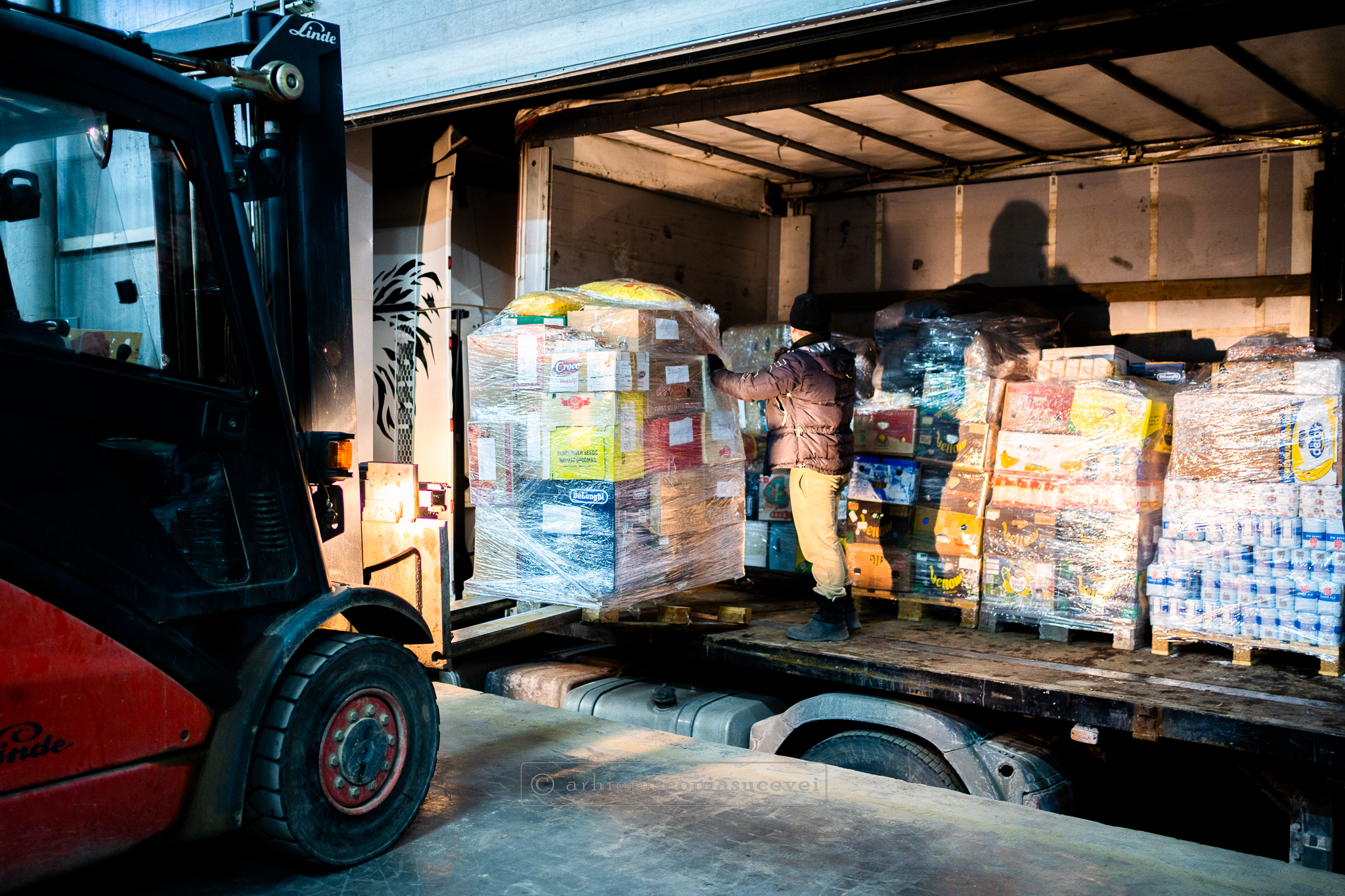 Un nou convoi umanitar din Arhiepiscopia Sucevei și Rădăuților a ajuns la Cernăuți