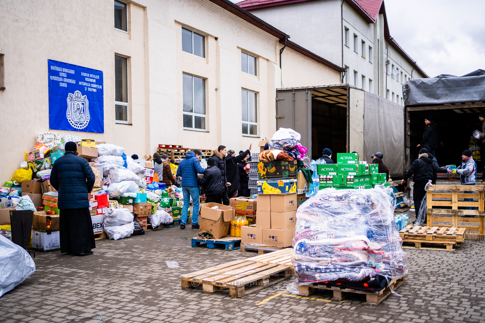 Arhiepiscopia Sucevei și Rădăuților continuă să vină în ajutorul cetățenilor ucraineni
