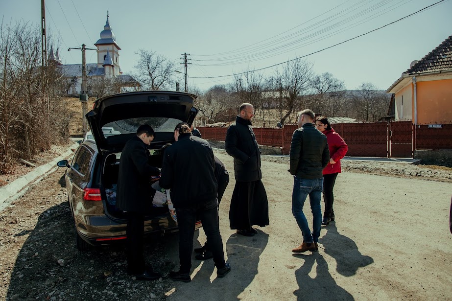 Voluntarii ASCOR Alba Iulia au oferit daruri copiilor refugiați, la Școala Gimnazială din Unirea