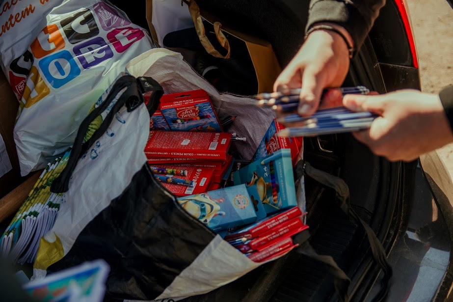 Voluntarii ASCOR Alba Iulia au oferit daruri copiilor refugiați, la Școala Gimnazială din Unirea