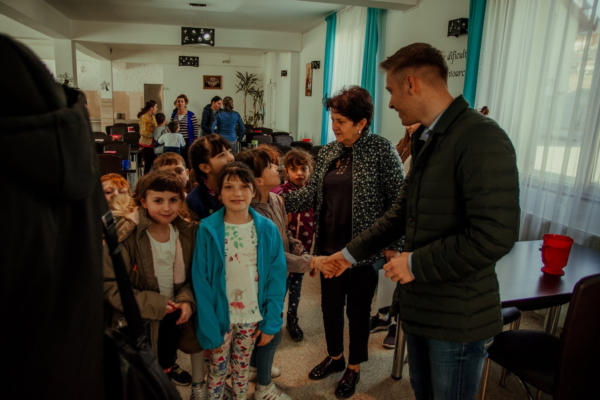 Voluntarii ASCOR Alba Iulia au oferit daruri copiilor refugiați, la Școala Gimnazială din Unirea