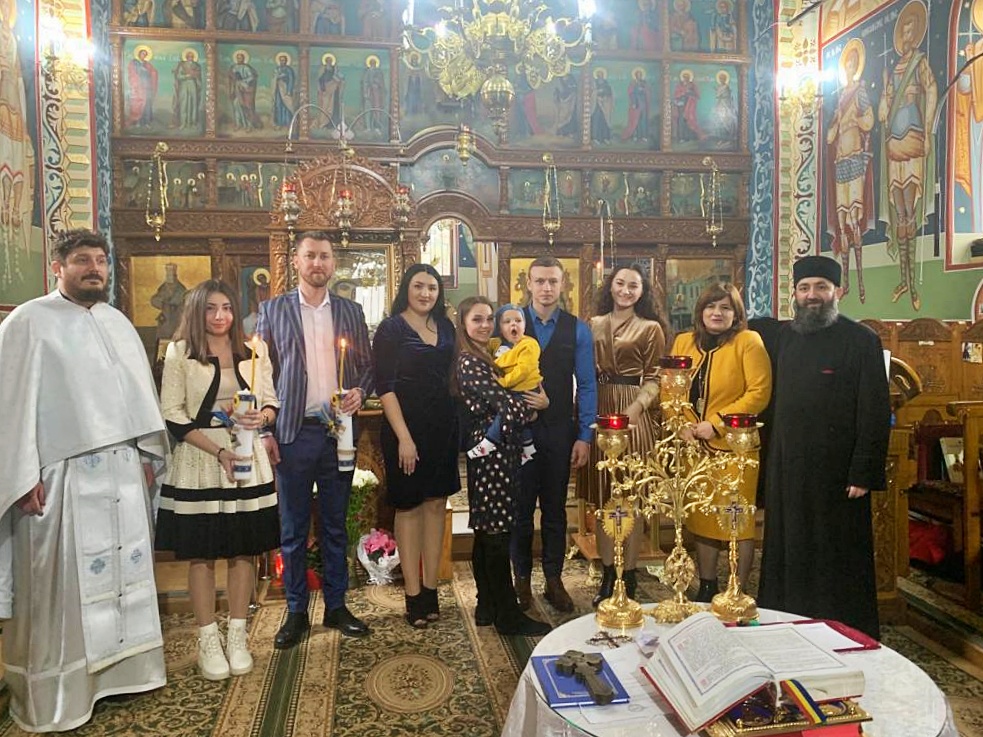 Un copil din Ucraina a primit Taina Botezului în Neamț, la Parohia Costișa II