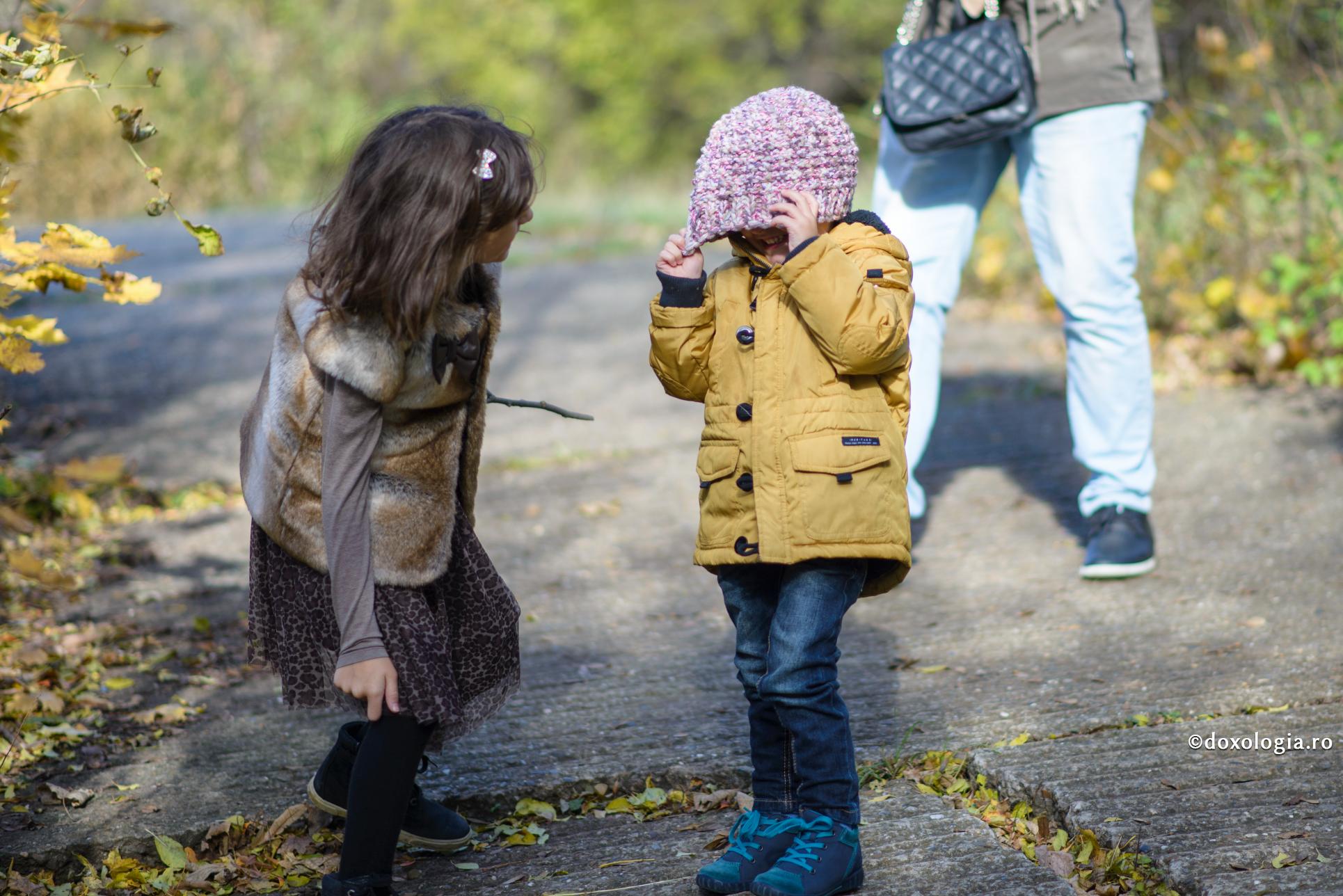 Nu-l compara niciodată pe copilul tău cu alți copii / Foto: Oana Nechifor doi copii jucându-se