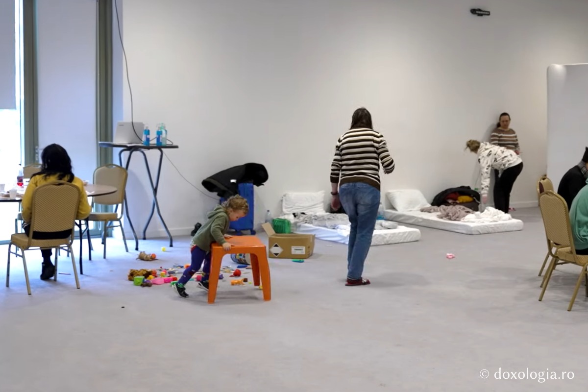 Un strop de alinare pentru copiii refugiaților cu deficiențe de auz găzduiți la Centrul de evenimente Agora: jucării și proiecții cu desene animate