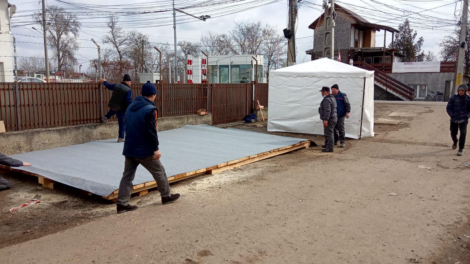 Voluntarii Pro Vita Iași au montat corturi info-point pentru refugiații care intră în țara noastră din Republica Moldova