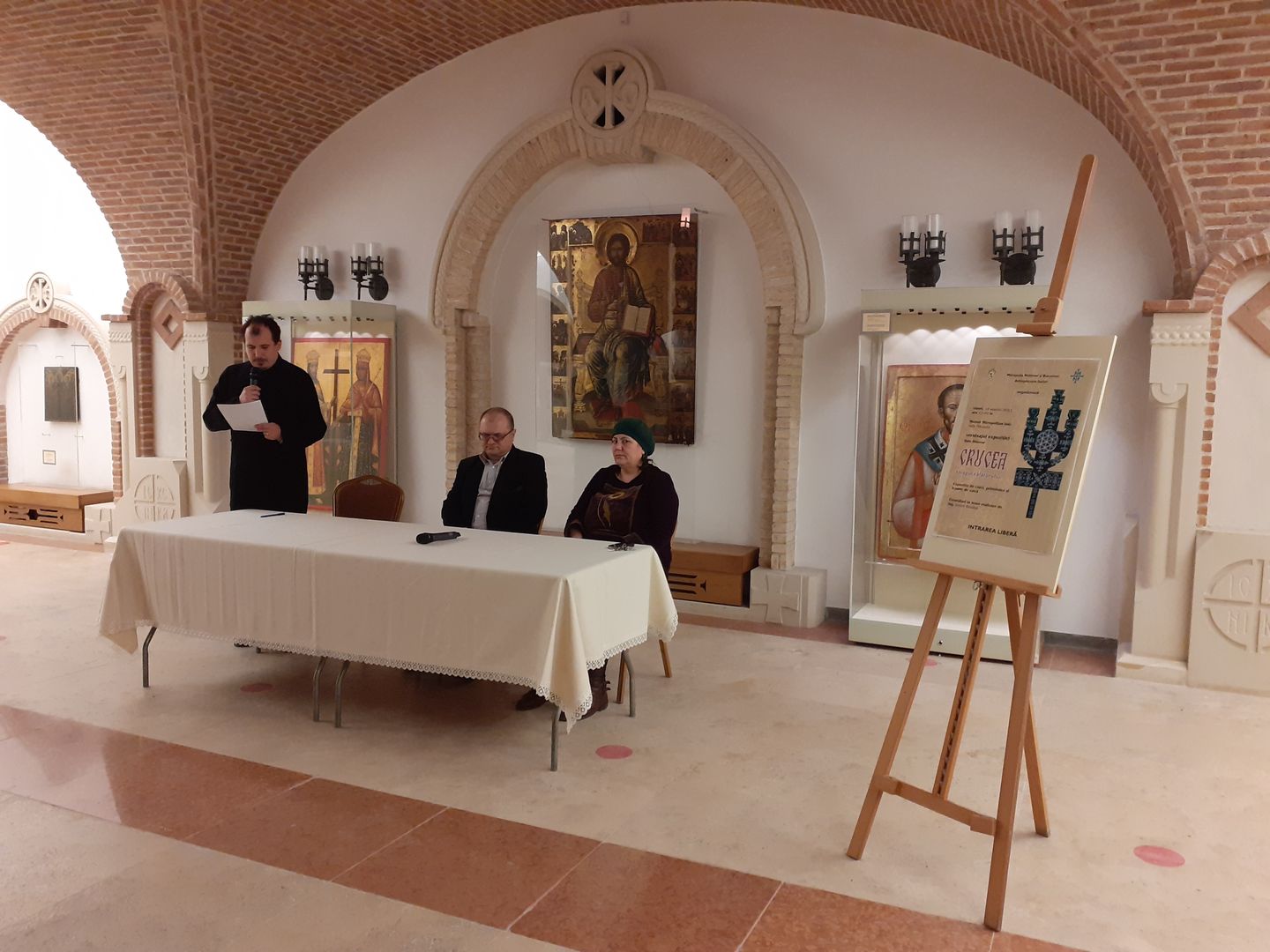 „Crucea – toiagul călătorului”: Expoziție de crestături în lemn, vernisată la Muzeul Mitropolitan din Iași