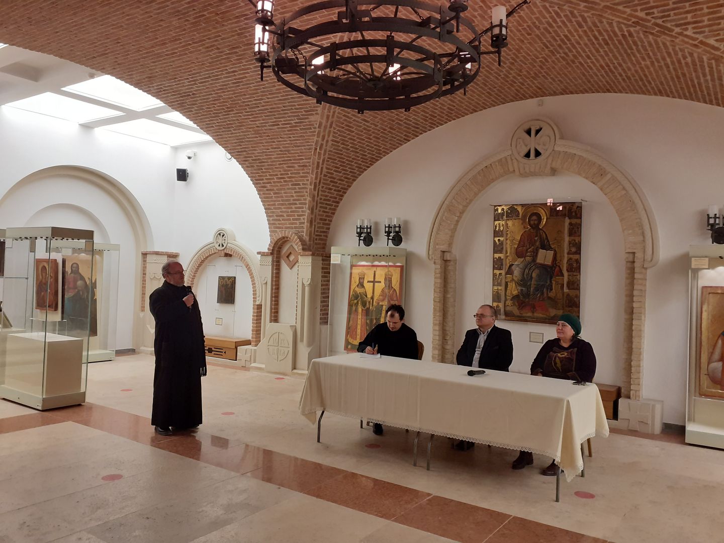 „Crucea – toiagul călătorului”: Expoziție de crestături în lemn, vernisată la Muzeul Mitropolitan din Iași