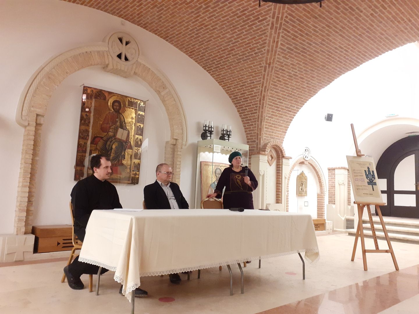 „Crucea – toiagul călătorului”: Expoziție de crestături în lemn, vernisată la Muzeul Mitropolitan din Iași