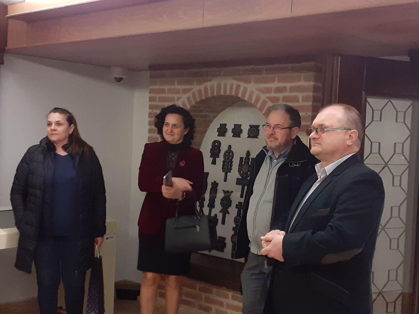 „Crucea – toiagul călătorului”: Expoziție de crestături în lemn, vernisată la Muzeul Mitropolitan din Iași