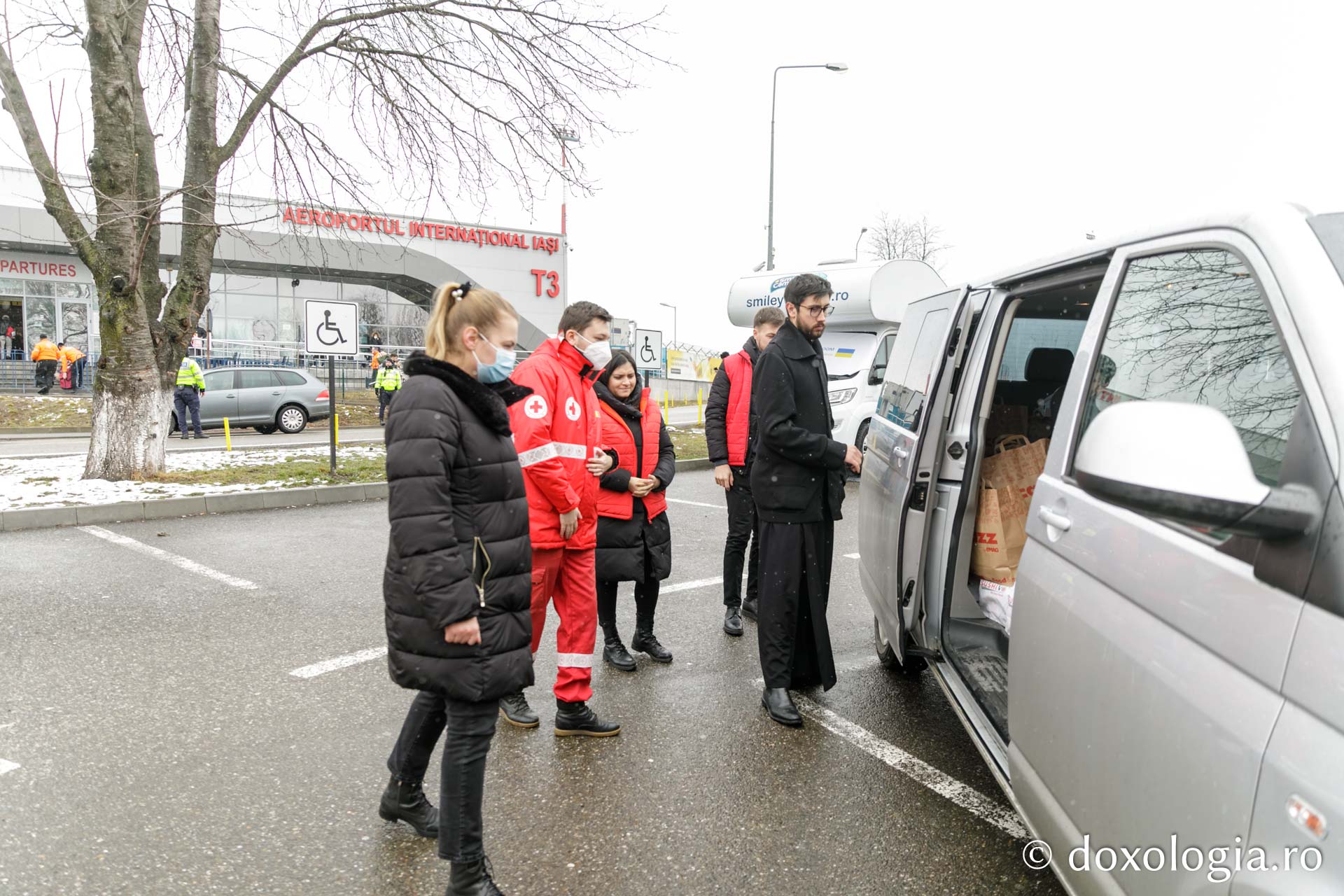 (Foto) 220 de porții de mâncare pentru refugiații ucraineni ajunși la Aeroportul din Iași
