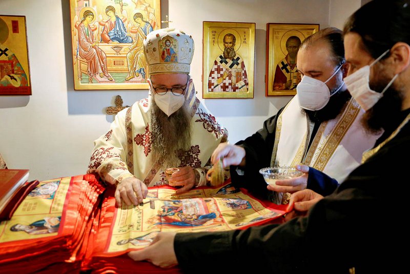 PS Părinte Episcop Siluan a sfințit noile antimise primite în dar din partea Preafericitului Părinte Patriarh Daniel