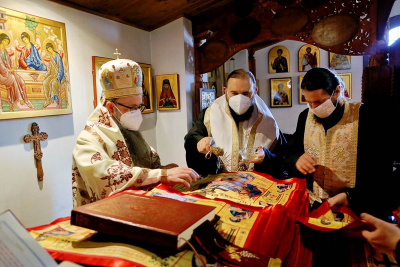 PS Părinte Episcop Siluan a sfințit noile antimise primite în dar din partea Preafericitului Părinte Patriarh Daniel