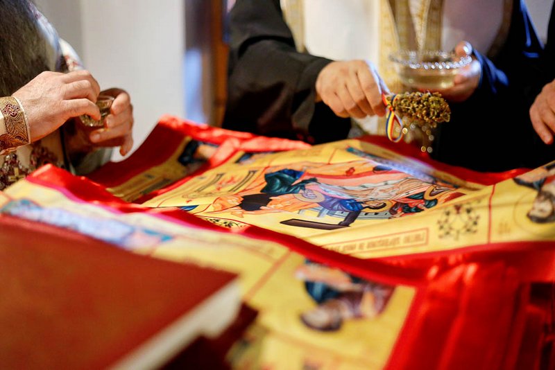 PS Părinte Episcop Siluan a sfințit noile antimise primite în dar din partea Preafericitului Părinte Patriarh Daniel