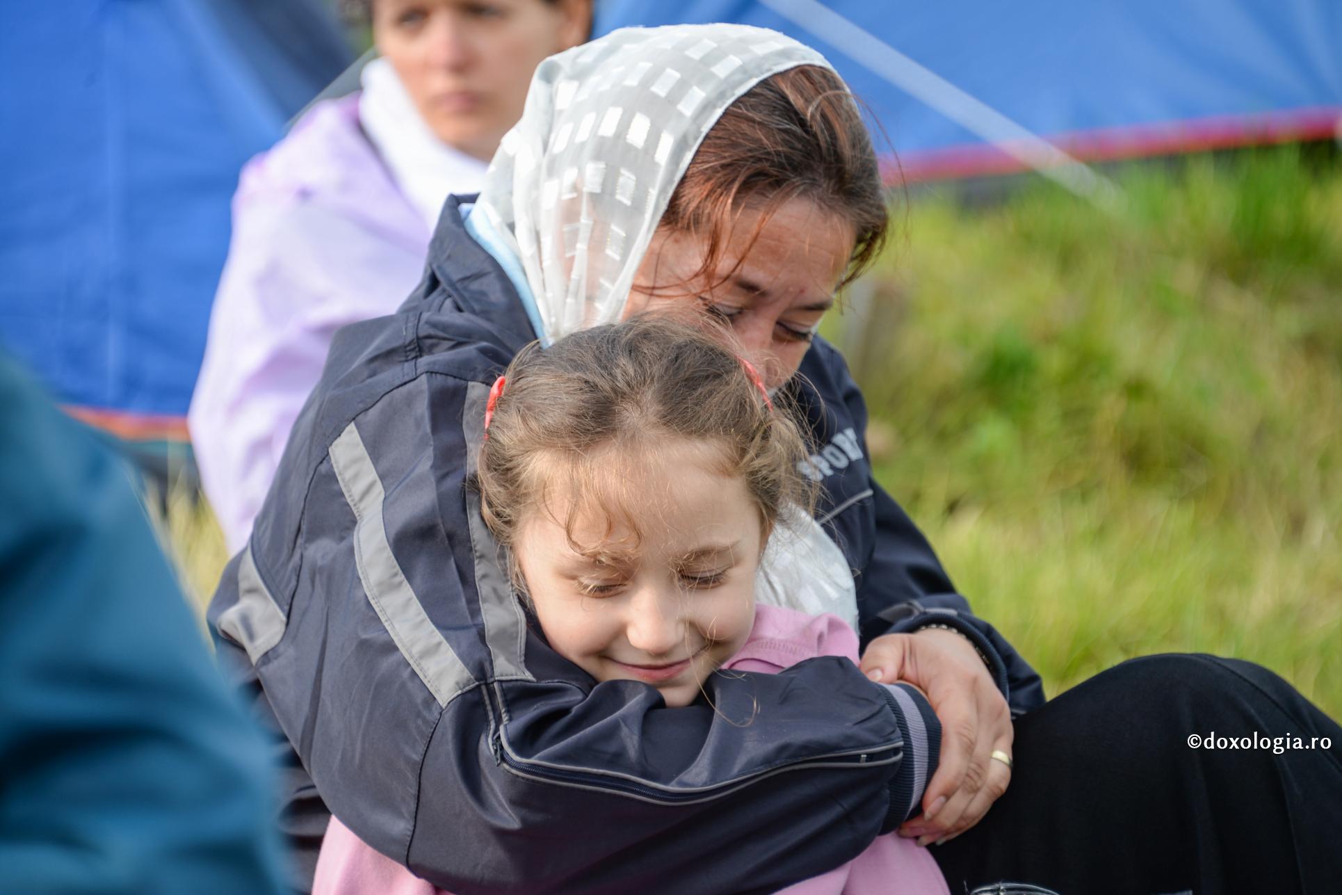 Femeia, prin blândețea ei, are darul de a ține familia unită / Foto: Crina Zamfirescu mamă îmbrățișând copilul