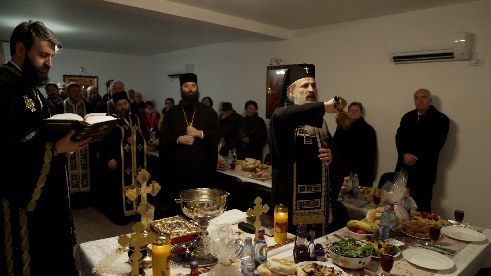 Slujbă arhierească și sfințire de casă socială la Parohia „Sf. Varvara” din Șorogari