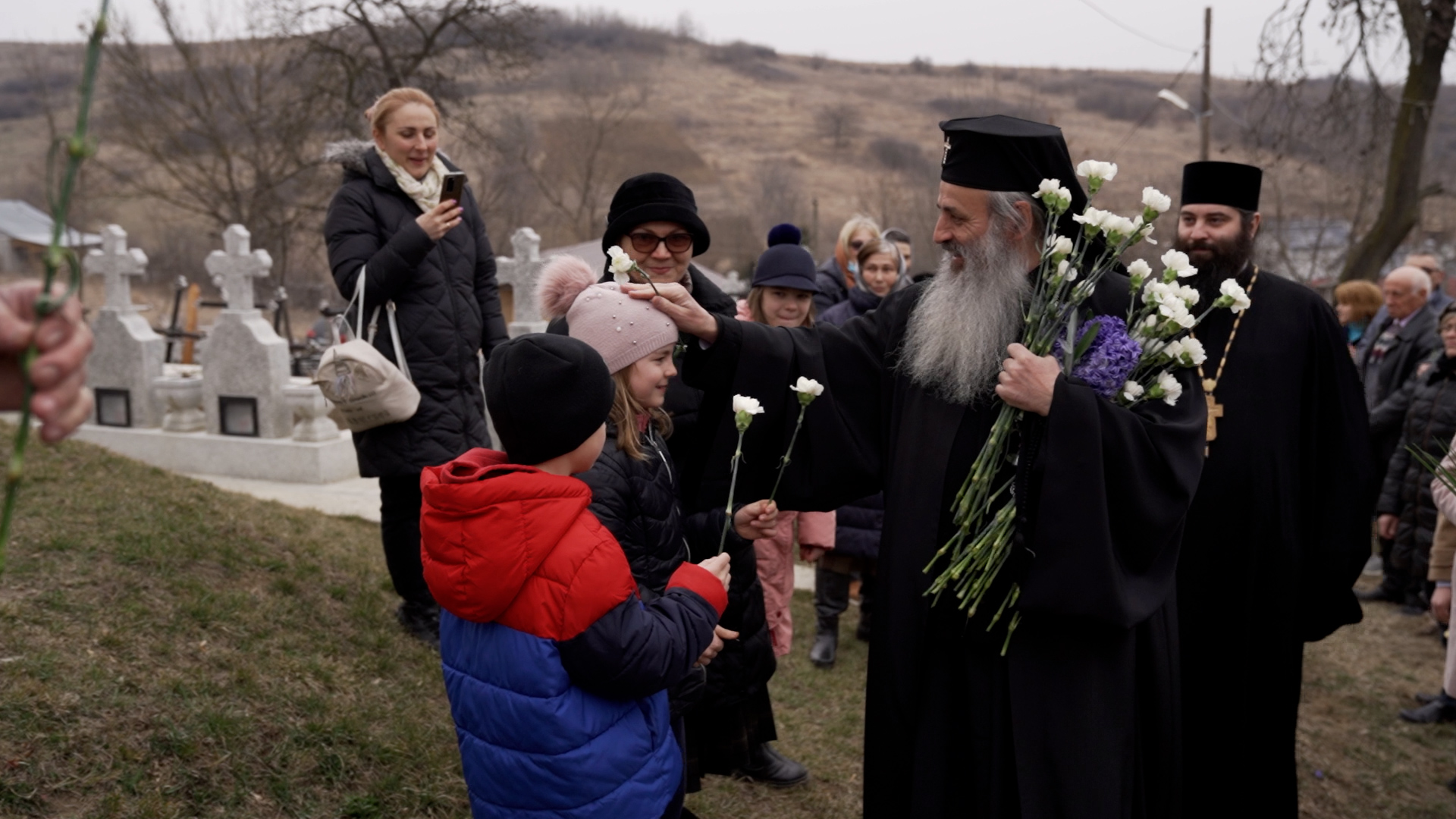 Slujbă arhierească și sfințire de casă socială la Parohia „Sf. Varvara” din Șorogari