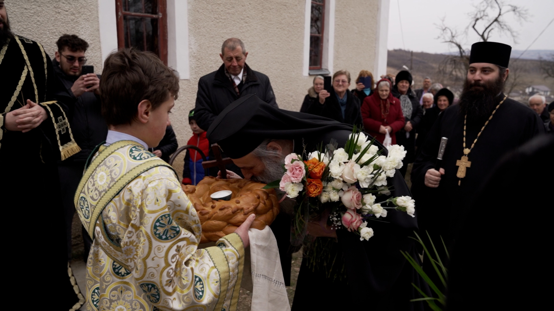 Slujbă arhierească și sfințire de casă socială la Parohia „Sf. Varvara” din Șorogari
