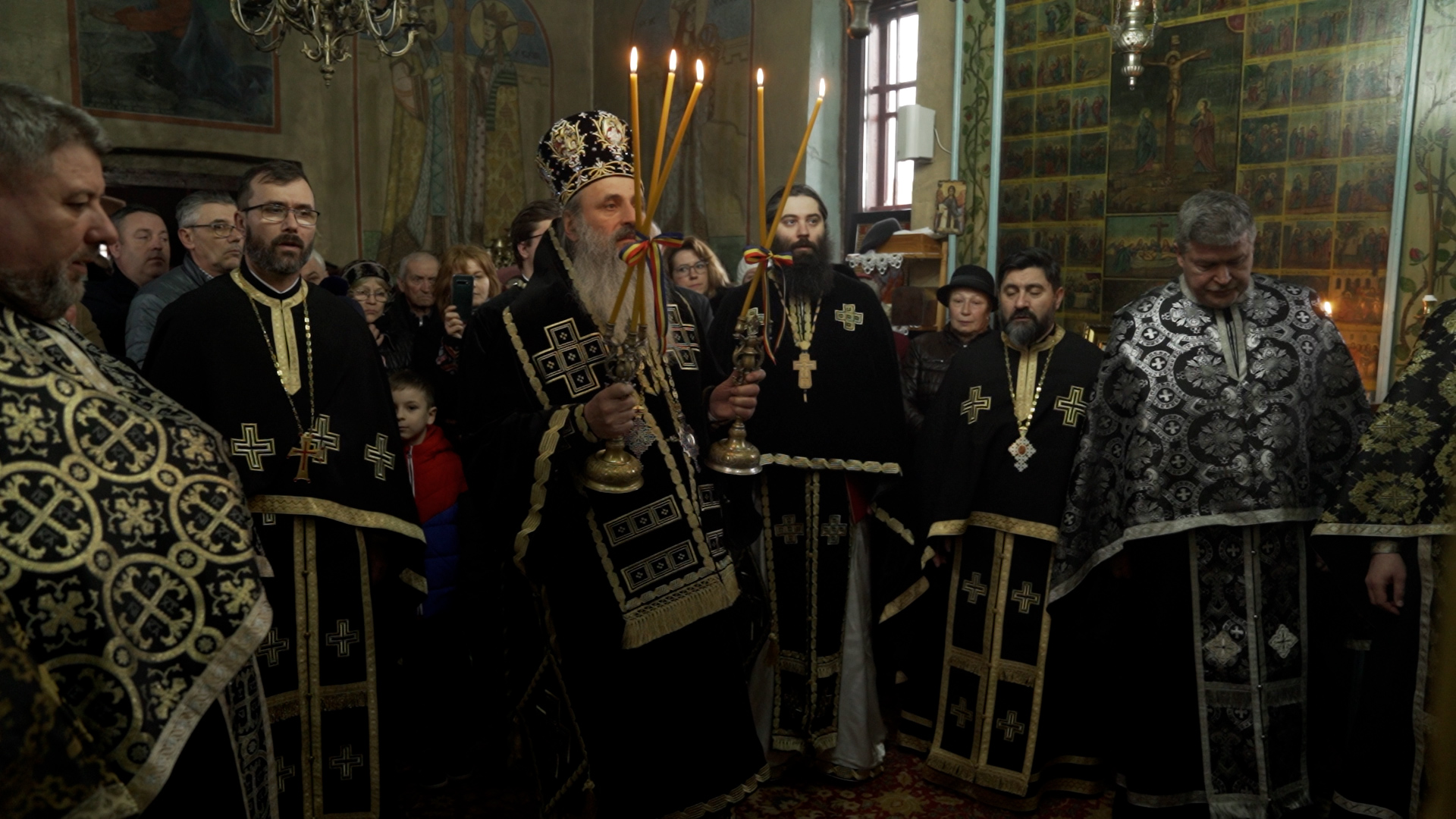 Slujbă arhierească și sfințire de casă socială la Parohia „Sf. Varvara” din Șorogari