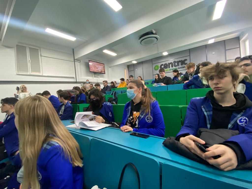 Volumul „De la rădăcinile unui suflet de român!”, lansat la Liceul de Informatică „Grigore Moisil” din Iași