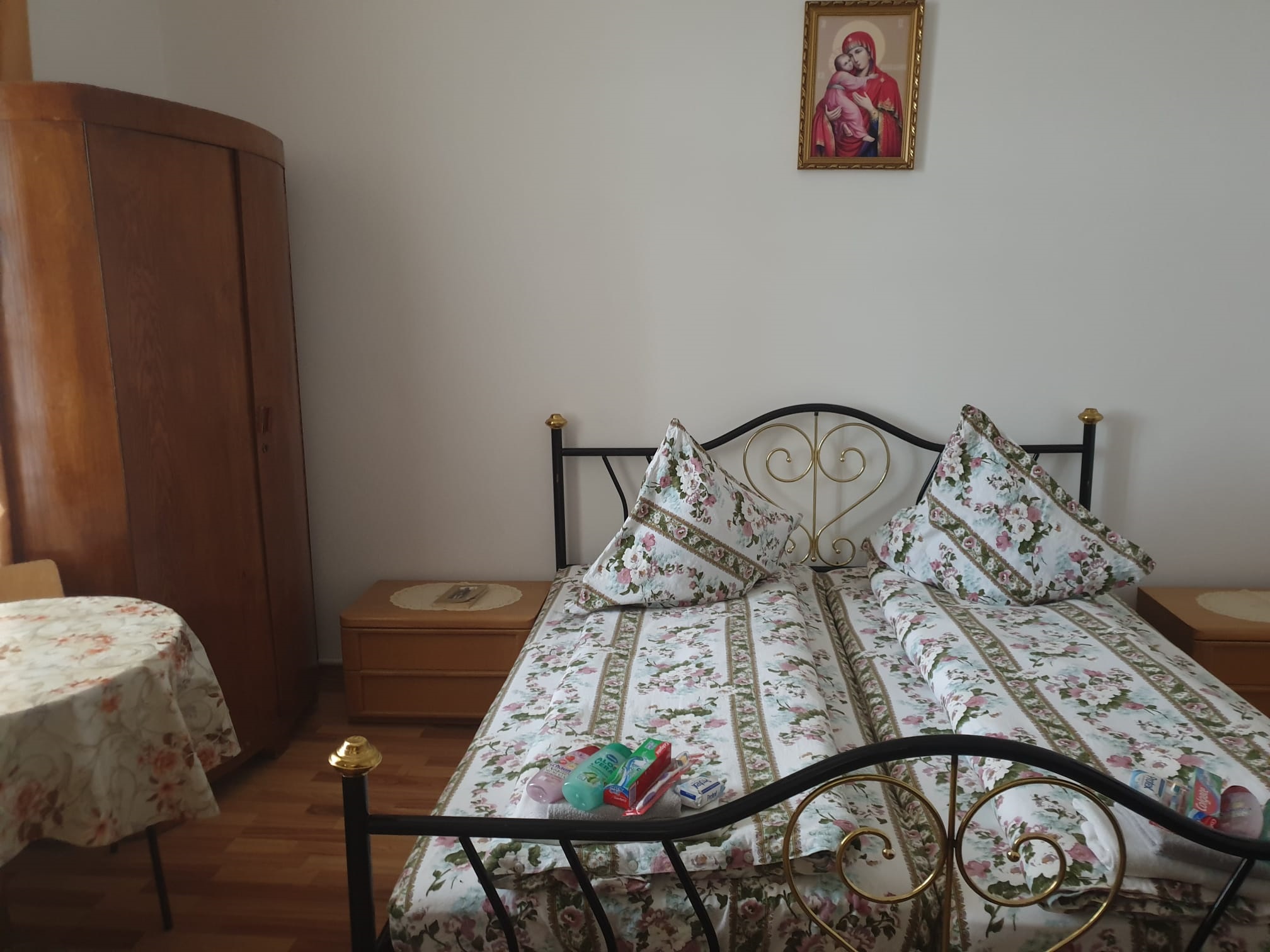 Familie de refugiați din Kiev, găzduită la Mănăstirea Văratic