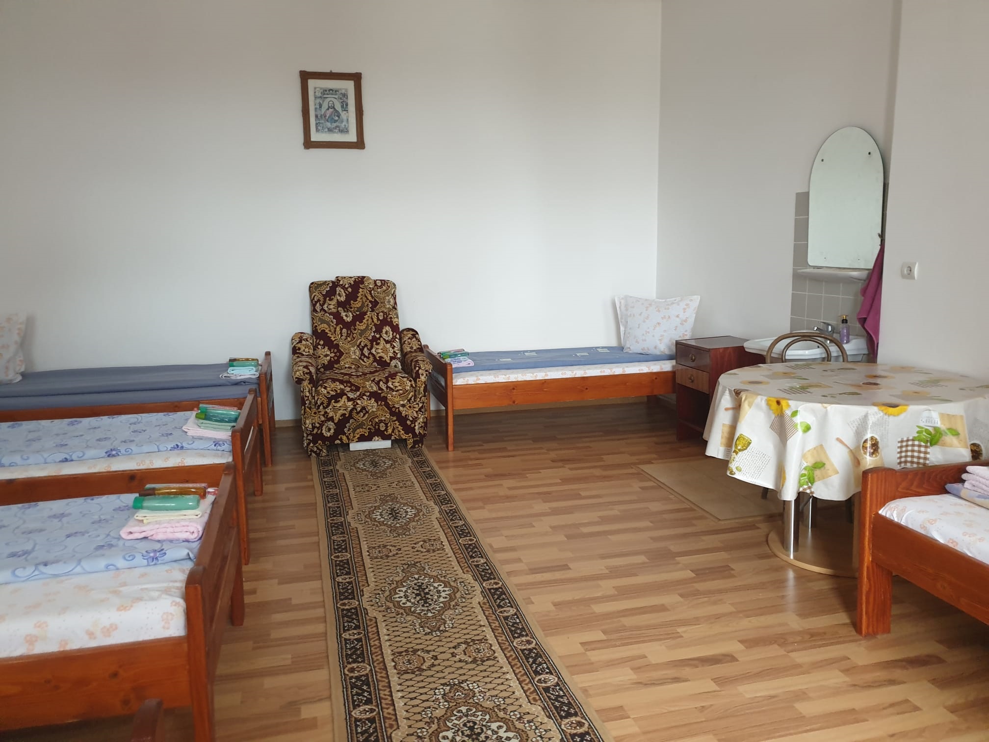 Familie de refugiați din Kiev, găzduită la Mănăstirea Văratic